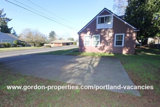 5806 SE Cesar Estrada Chavez Blvd in Portland, OR - Building Photo - Building Photo