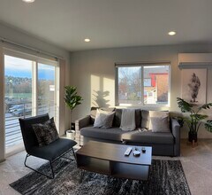 4712 Delridge Way SW, Unit Chic Two Story Townhome in Seattle, WA - Building Photo - Building Photo