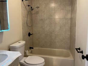 410 Jericho Tpke in New Hyde Park, NY - Building Photo - Building Photo