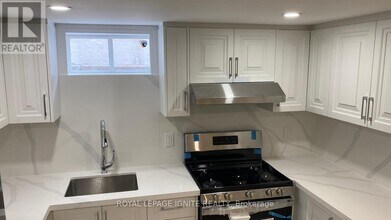 15 Beacham Crescent in Toronto, ON - Building Photo - Building Photo