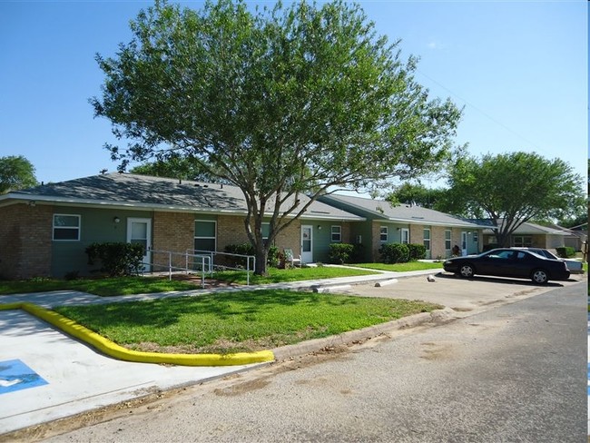 Hillwood Apartments in Weimar, TX - Foto de edificio - Building Photo