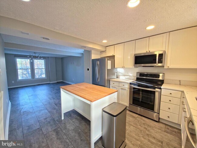 1640 Fieldthorn Dr in Reston, VA - Building Photo - Building Photo