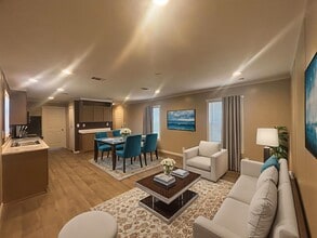 118 E Semands St in Conroe, TX - Foto de edificio - Building Photo