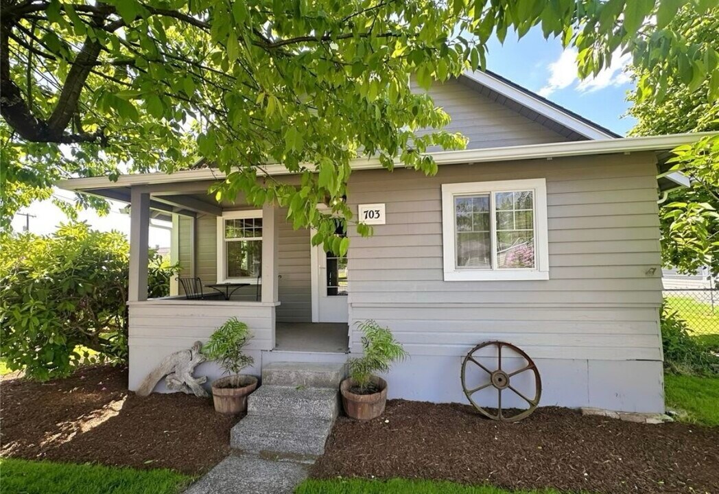 703 W Simpson Ave in Mccleary, WA - Foto de edificio