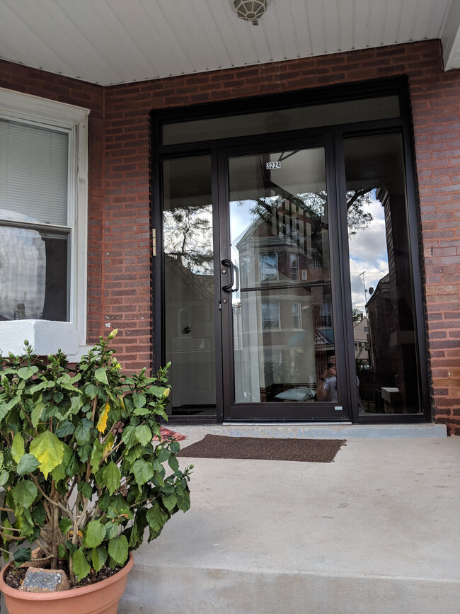 3224 N Monticello Ave, Unit 1 in Chicago, IL - Foto de edificio - Building Photo
