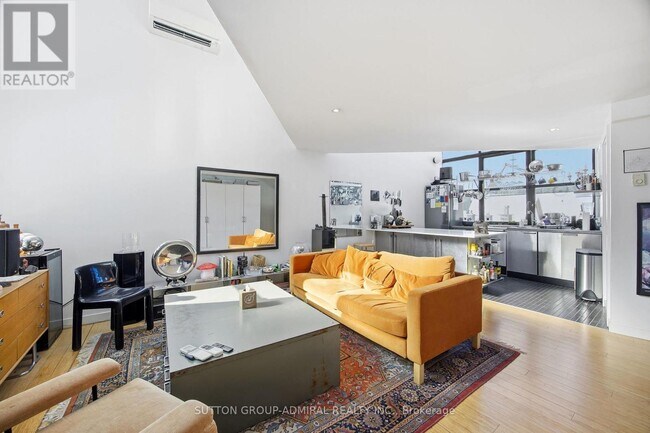 1024 Queen St W in Toronto, ON - Building Photo - Building Photo