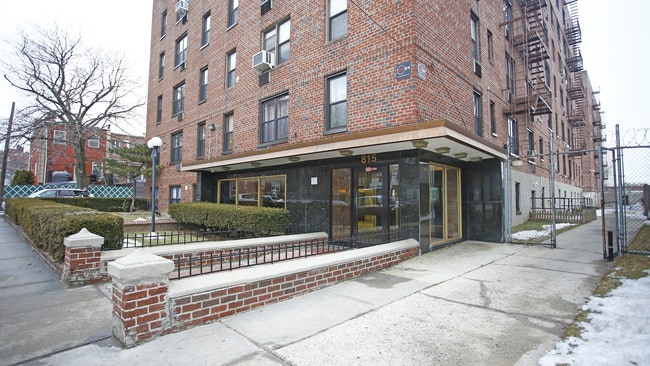 815 Gravesend Neck Road in Brooklyn, NY - Foto de edificio - Building Photo