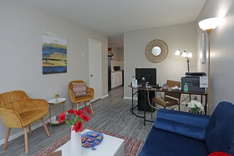The Heights Townhomes in Greensboro, NC - Building Photo - Building Photo