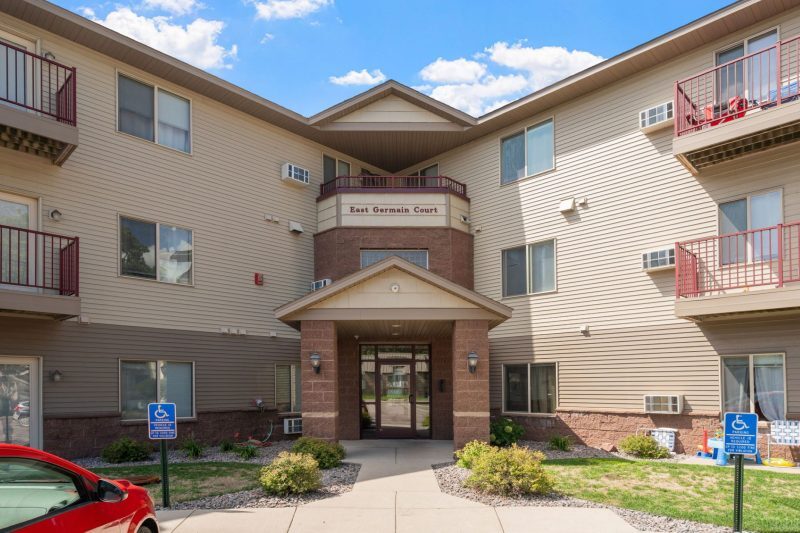 East Germain Court in St. Cloud, MN - Foto de edificio