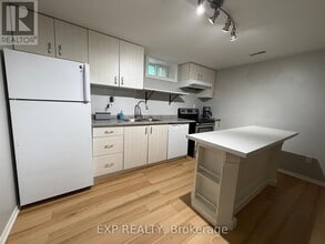 73 Roxborough Rd in Newmarket, ON - Building Photo - Building Photo