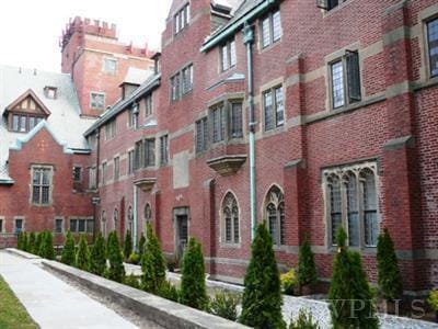 property at 306 Chateau Rive