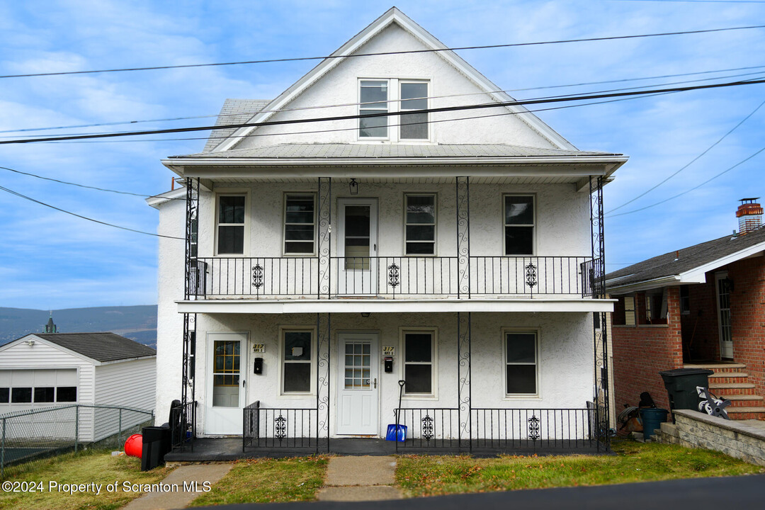 317 Oak St in Dunmore, PA - Building Photo