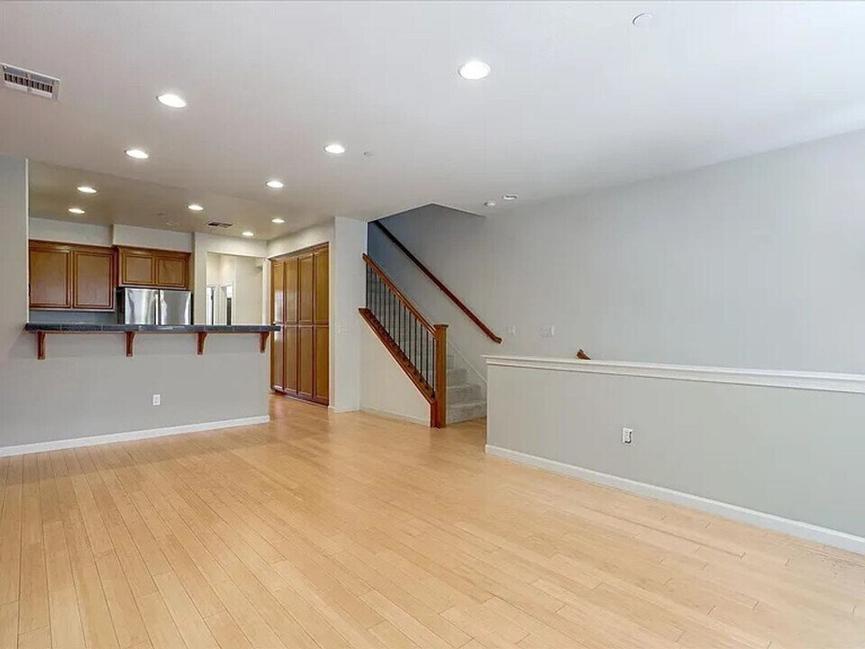 535 Moreland Way in Santa Clara, CA - Building Photo