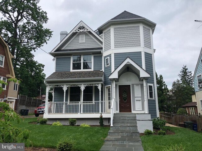 property at 3605 Quesada St NW