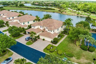 3120 Meandering Way in Ft. Myers, FL - Building Photo - Building Photo