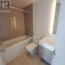 1 Yorkville Ave in Toronto, ON - Building Photo - Building Photo