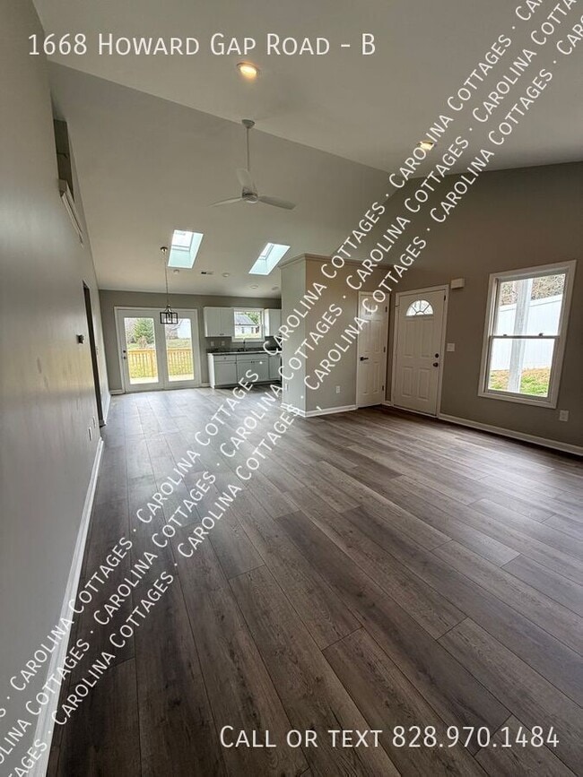 1668 Howard Gap Rd in Hendersonville, NC - Building Photo - Building Photo