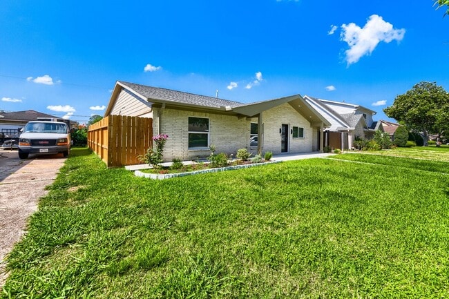 8815 Sharpview Dr