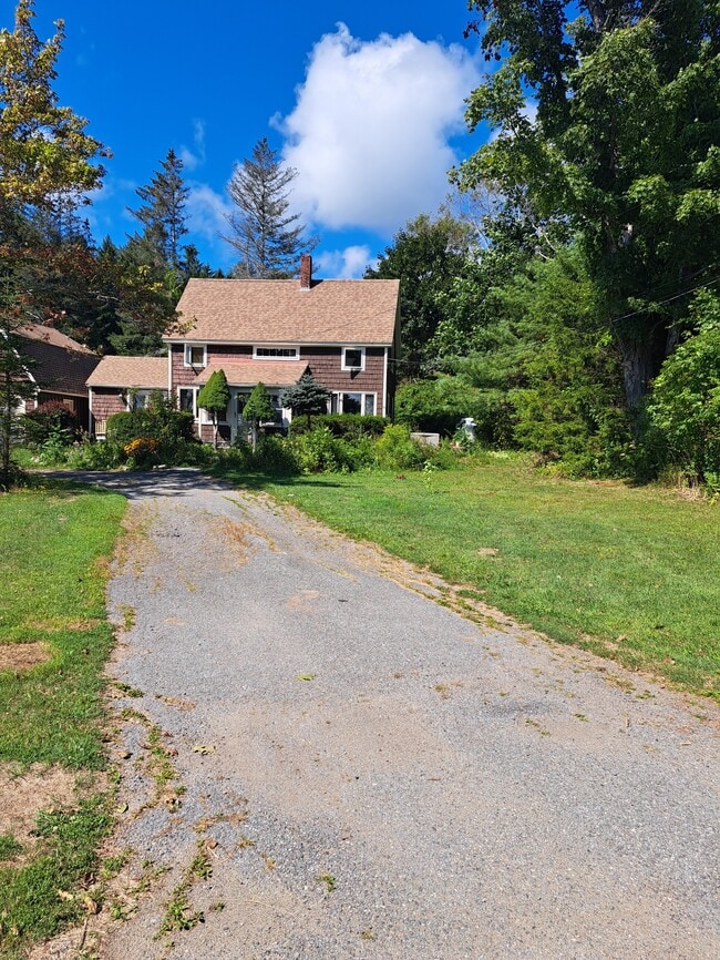 921 Bremen Rd in Waldoboro, ME - Foto de edificio - Building Photo