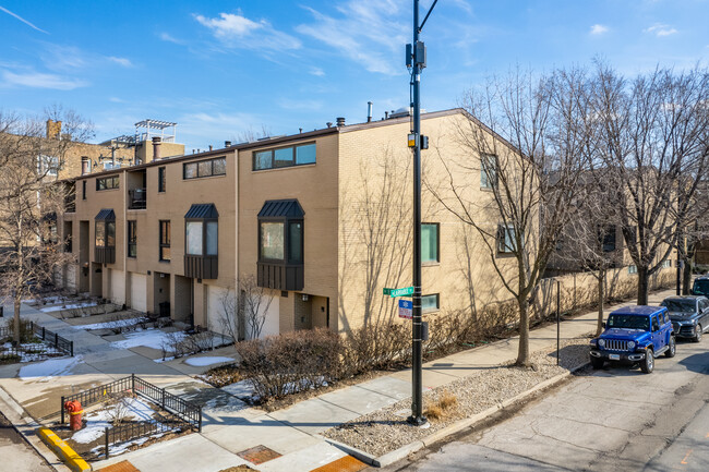 1643 N Larrabee St in Chicago, IL - Building Photo - Building Photo