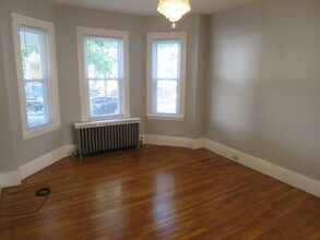 42 Glenwood Rd, Unit 1 in Somerville, MA - Building Photo - Building Photo