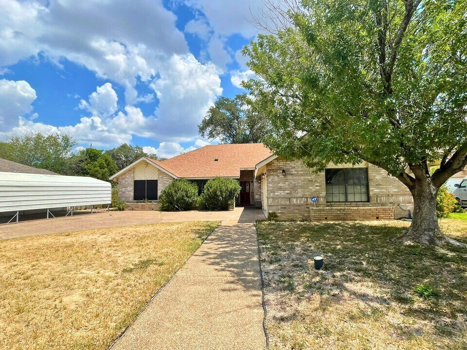 8649 Northridge Loop in Laredo, TX - Building Photo