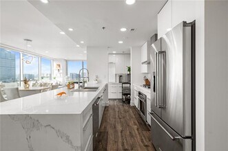 3338 Peachtree Rd NE in Atlanta, GA - Foto de edificio - Building Photo