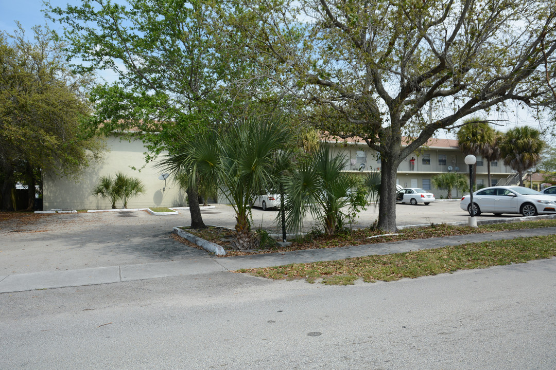 2401 Van Buren Street in Hollywood, FL - Building Photo