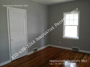 702 Thomson St in Flint, MI - Foto de edificio - Building Photo