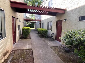 747 W 4th Ave in Chico, CA - Foto de edificio - Building Photo