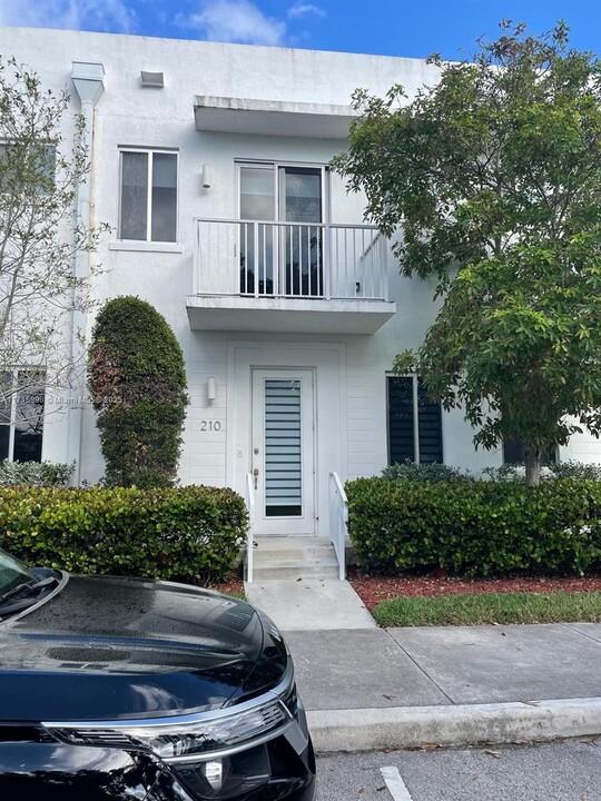 2621 NE 212th Terrace in Miami, FL - Building Photo