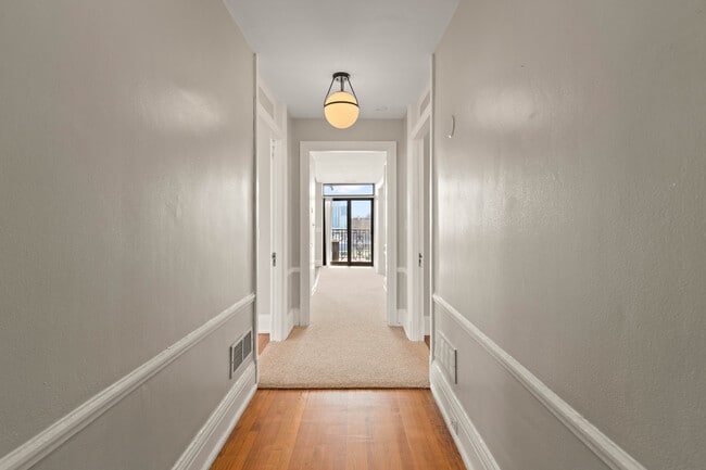 2900 E Jefferson Ave, Unit D700 in Detroit, MI - Foto de edificio - Building Photo
