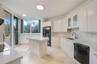 300 South Pointe Dr, Unit 303 in Miami Beach, FL - Building Photo - Building Photo