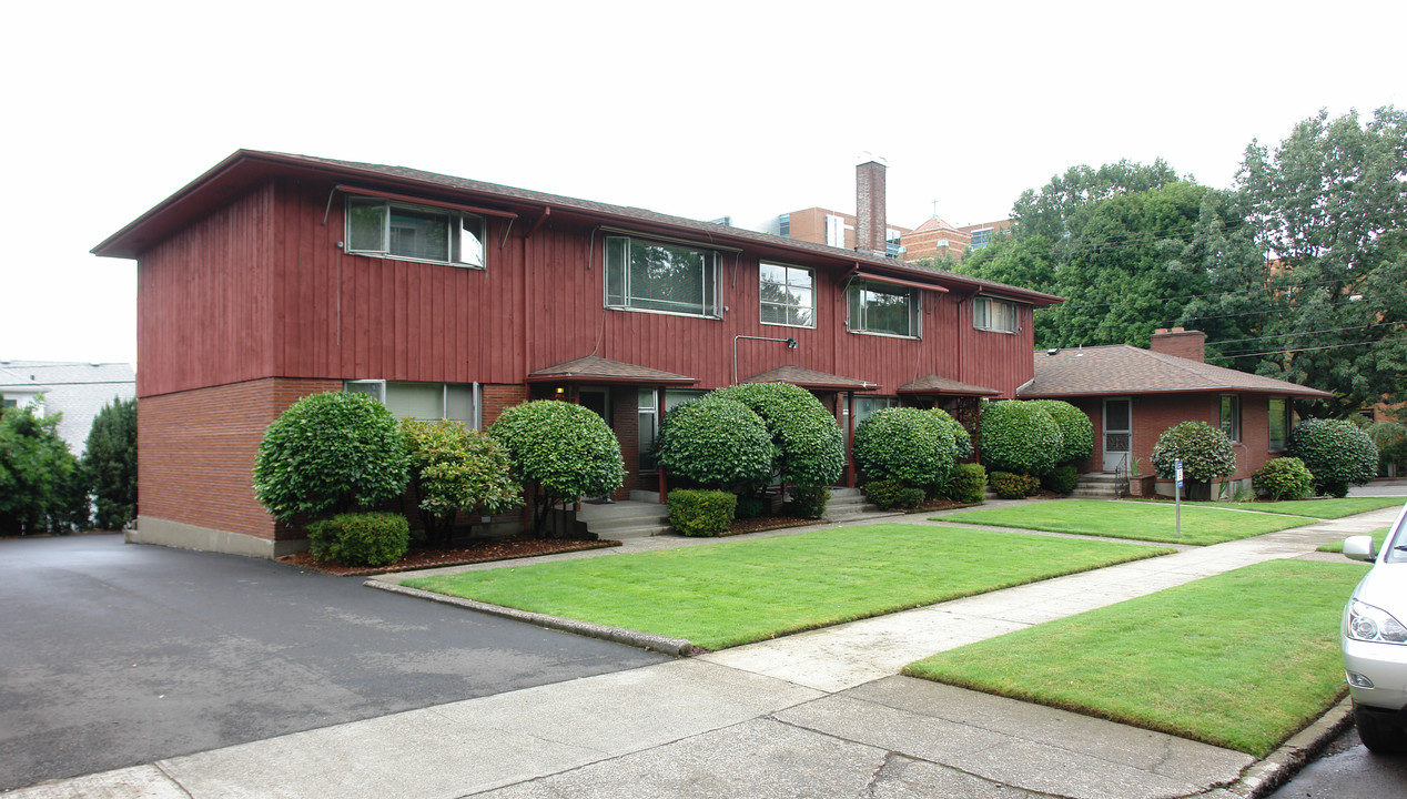 4609 NE Hoyt in Portland, OR - Building Photo