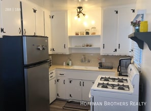 12429 Chandler Blvd in Los Angeles, CA - Building Photo - Building Photo