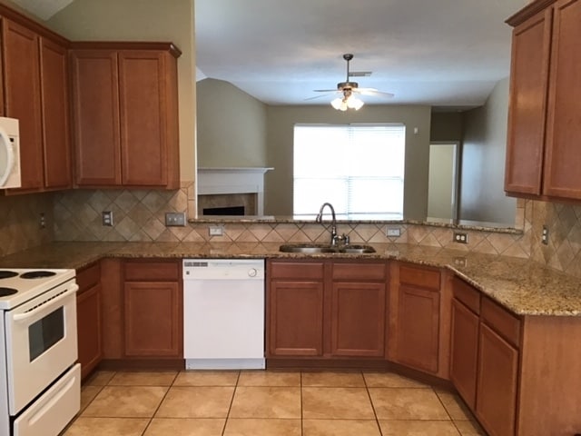 8723 Rollick Dr in Tomball, TX - Foto de edificio - Building Photo