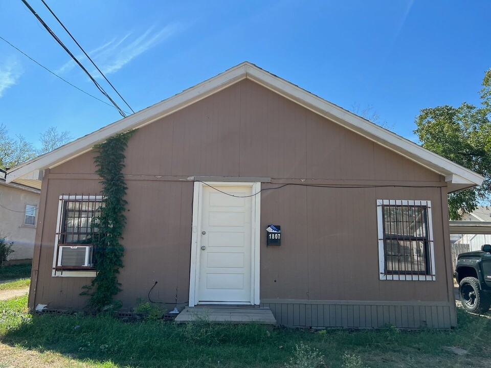 1807 NW 24th St in Fort Worth, TX - Building Photo