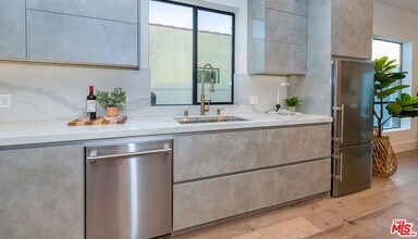 1637 S Sherbourne Dr in Los Angeles, CA - Building Photo - Building Photo