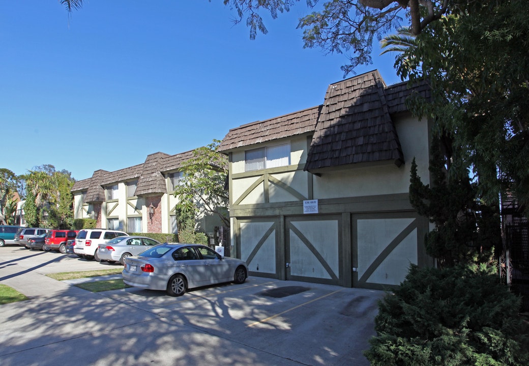 Lions Gate in San Diego, CA - Building Photo