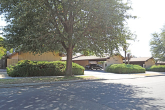 Los Arcos Apartments in Fresno, CA - Building Photo - Building Photo