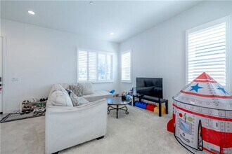339 Baluster in Irvine, CA - Building Photo - Building Photo