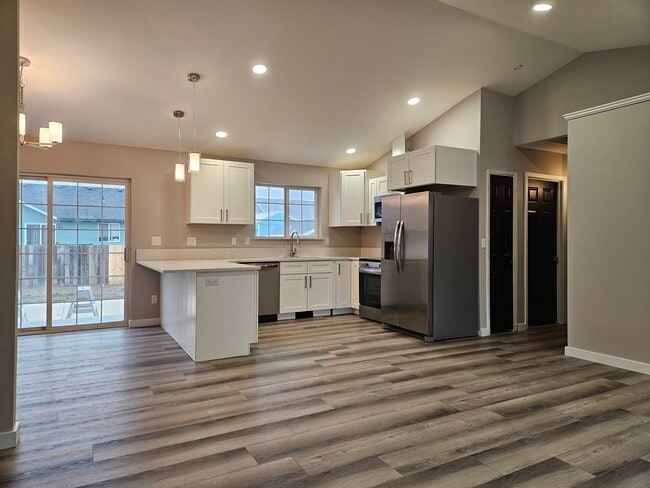 1355 Yost Cir NE in Moses Lake, WA - Foto de edificio - Building Photo