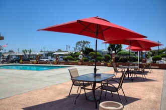 Garden West Estates (55+ Senior) in Gardena, CA - Foto de edificio - Building Photo