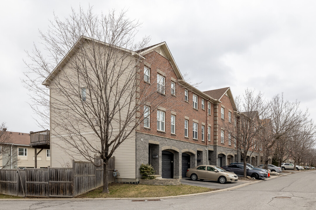 211 Arcola Pvt in Ottawa, ON - Building Photo