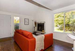 17530 SW Britetree Cir in Beaverton, OR - Building Photo - Building Photo
