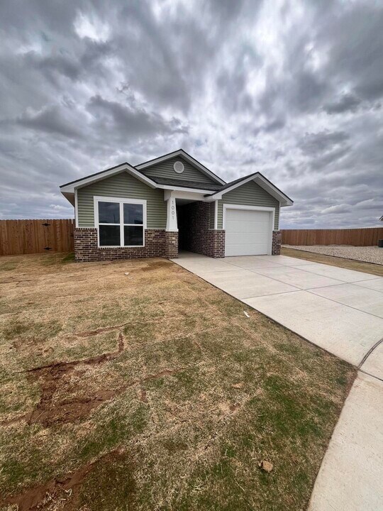 1001 E 21st St in Wolfforth, TX - Building Photo