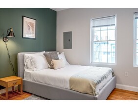 309R Sumner St-Unit -2R in Boston, MA - Building Photo - Building Photo