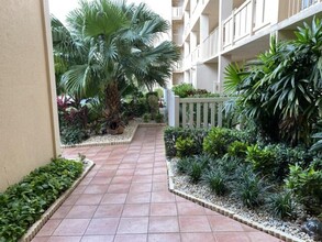 7076 Huntington Ln in Delray Beach, FL - Building Photo - Building Photo