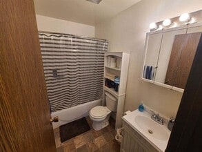 300 Bel Aire Ct in Burlington, IA - Building Photo - Building Photo