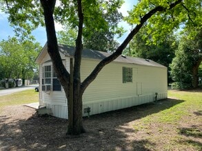 9588 NE Jacksonville Rd in Anthony, FL - Foto de edificio - Building Photo